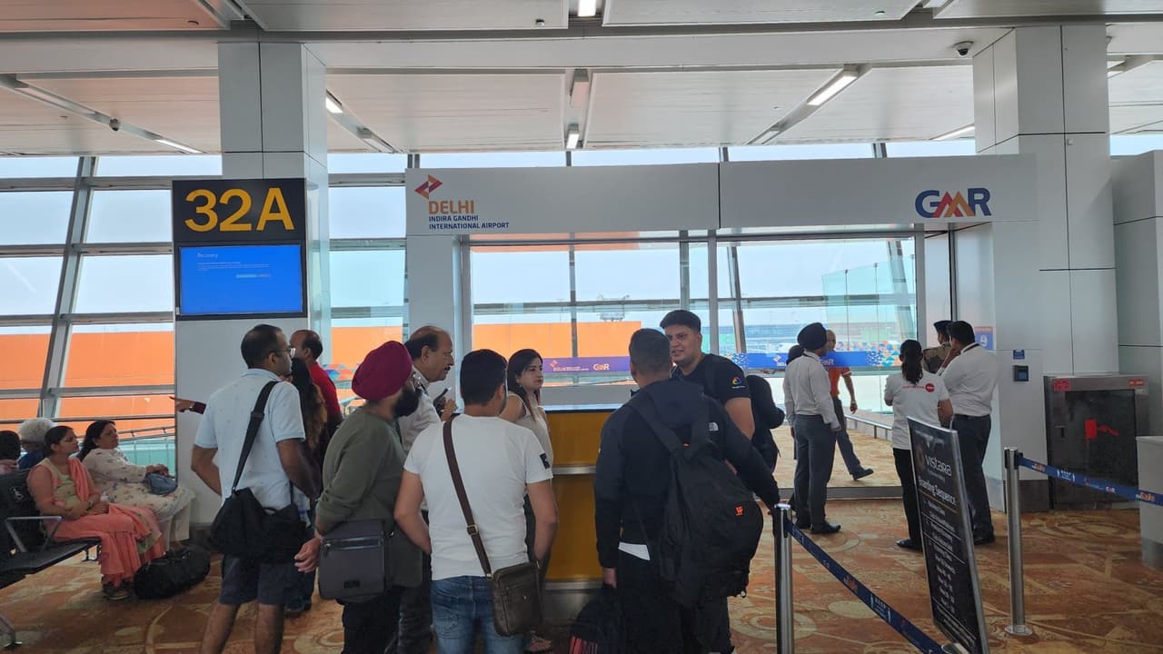 दिल्ली एयरपोर्ट पर चेक-इन सिस्टम फेल-पैसेंजर्स लंबी लाइन, सर्वर में बड़ी गड़बड़ी-फ्लाइट्स पर असर