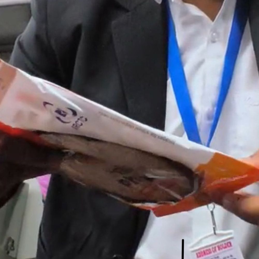 वंदे भारत ट्रेन में खाने को लेकर बड़ी लापरवाही:माइक्रोवेव में पैकेट समेत गर्म किया खाना, गलती मानने से बचता रहा स्टाफ