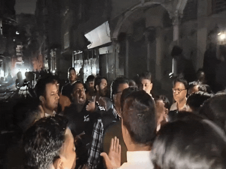 इंदौर के मुराई मोहल्ले में धंसा मकान, बाल-बाल बचे लोग:भाजपाई-कांग्रेसी हुए आमने-सामने; पुलिस ने दोनों दलों को कराया अलग