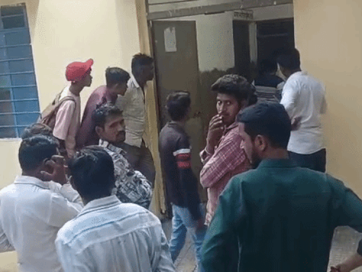 बाइक और ऑटो की भिड़ंत में तीन युवकों की मौत:मांडवा थाना क्षेत्र में हुआ हादसा, आमने-सामने की हुई टक्कर