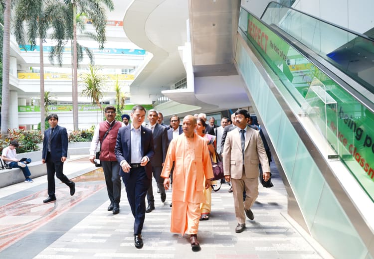 CM Yogi in Singapore: सीएम योगी ने कौशल प्रशिक्षण प्रस्तुति का किया अवलोकन, प्रशिक्षण परिसर का भ्रमण किया
