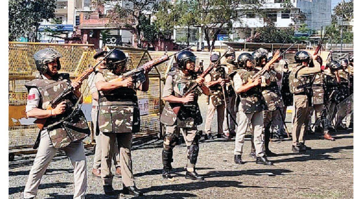 बैठक में पहुंचे टीआई से पुलिस कमिश्नर ने थानों में लगवाया फोन, बोले- ‘साहब नहीं हैं’ बोलकर फरियादियों को रवाना मत कर देना