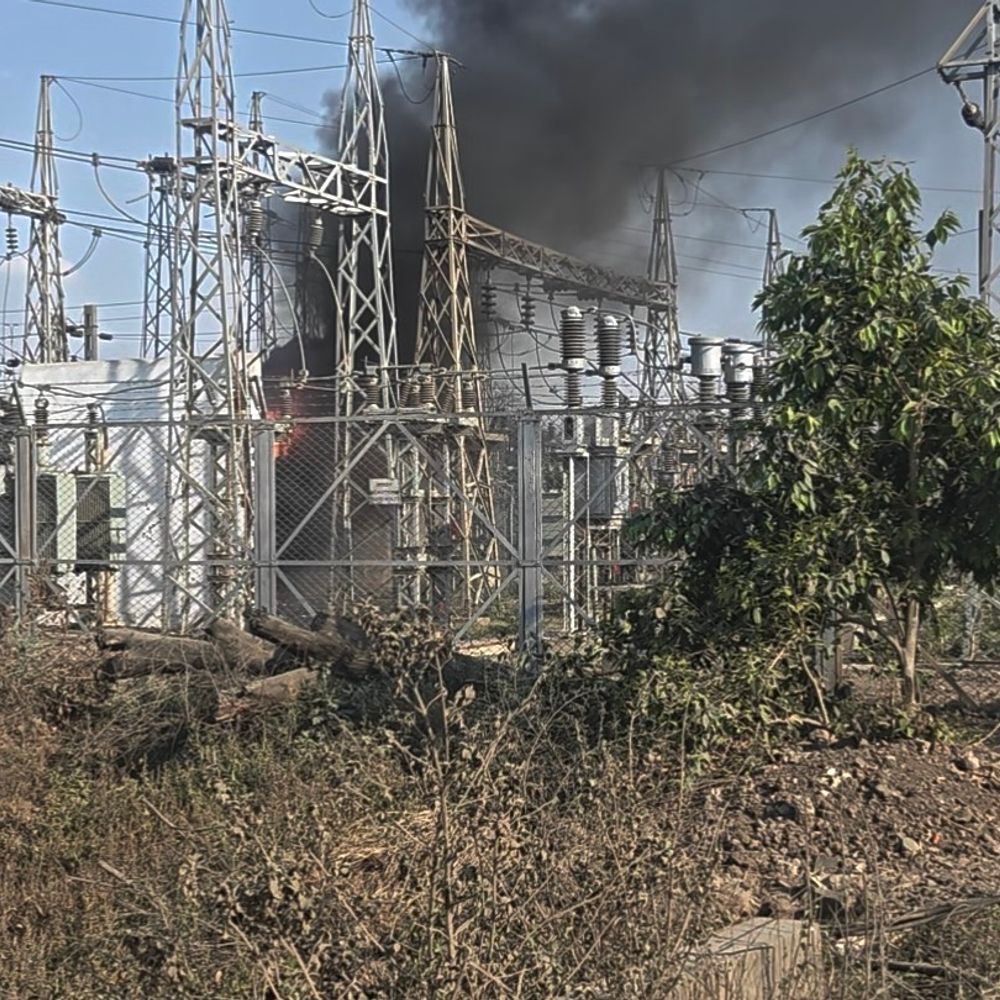 उमरिया में रेलवे पावर हाउस के ट्रांसफार्मर में आग:नौरोजाबाद के पास 220 केवी स्टेशन में भीषण गर्मी से हादसा; बिजली सप्लाई ठप