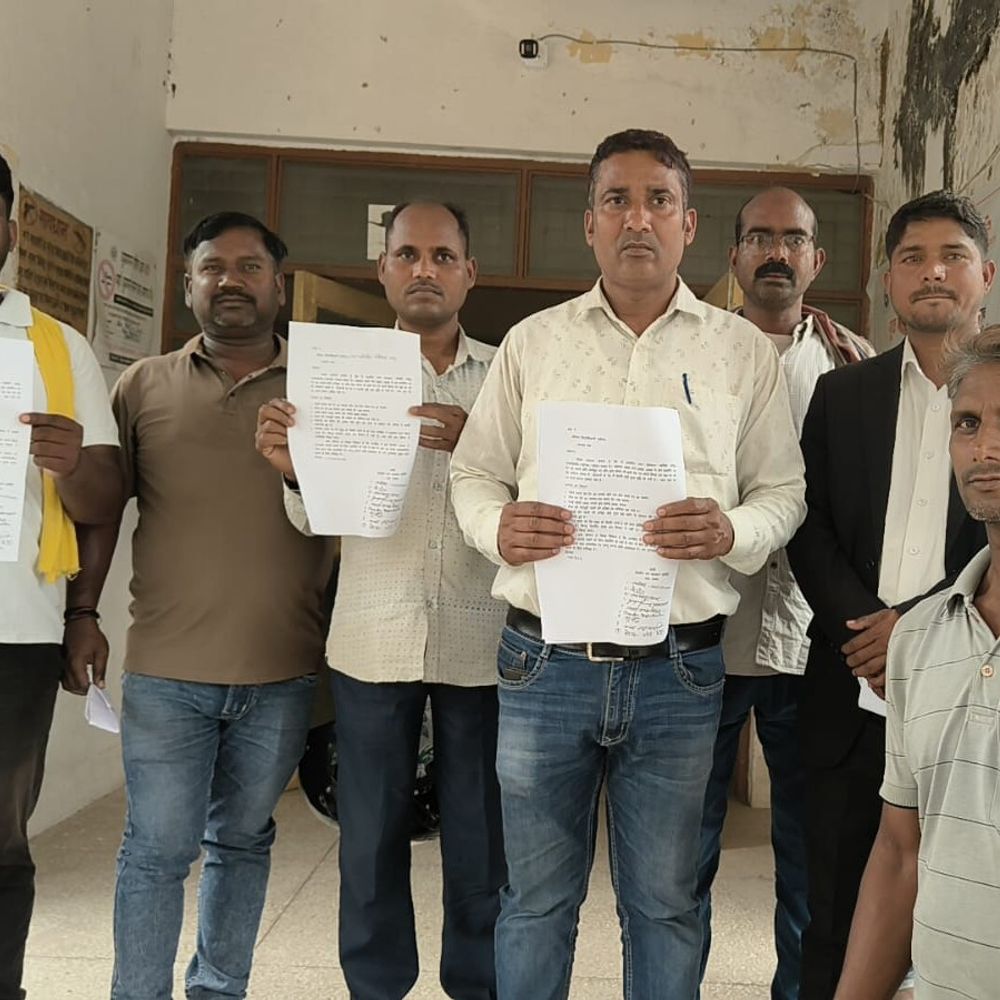 मऊ में शटरिंग जन कल्याण समिति का प्रदर्शन:दरें बढ़ाने और श्रम विभाग में शामिल करने की मांग