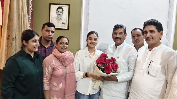 प्रतिभा और खोज की धरती, स्वाति आर्य की सफलता से बढ़ा क्षेत्र का मान : कृष्ण कुमार बेदी