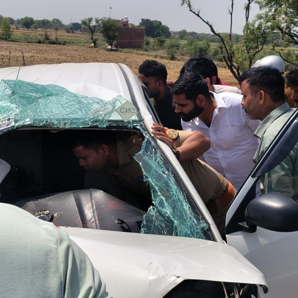 फिरोजाबाद में सड़क हादसे में एक की मौत:वैगनआर-पिकअप की टक्कर, कार के उड़े परखच्चे, चार घायल