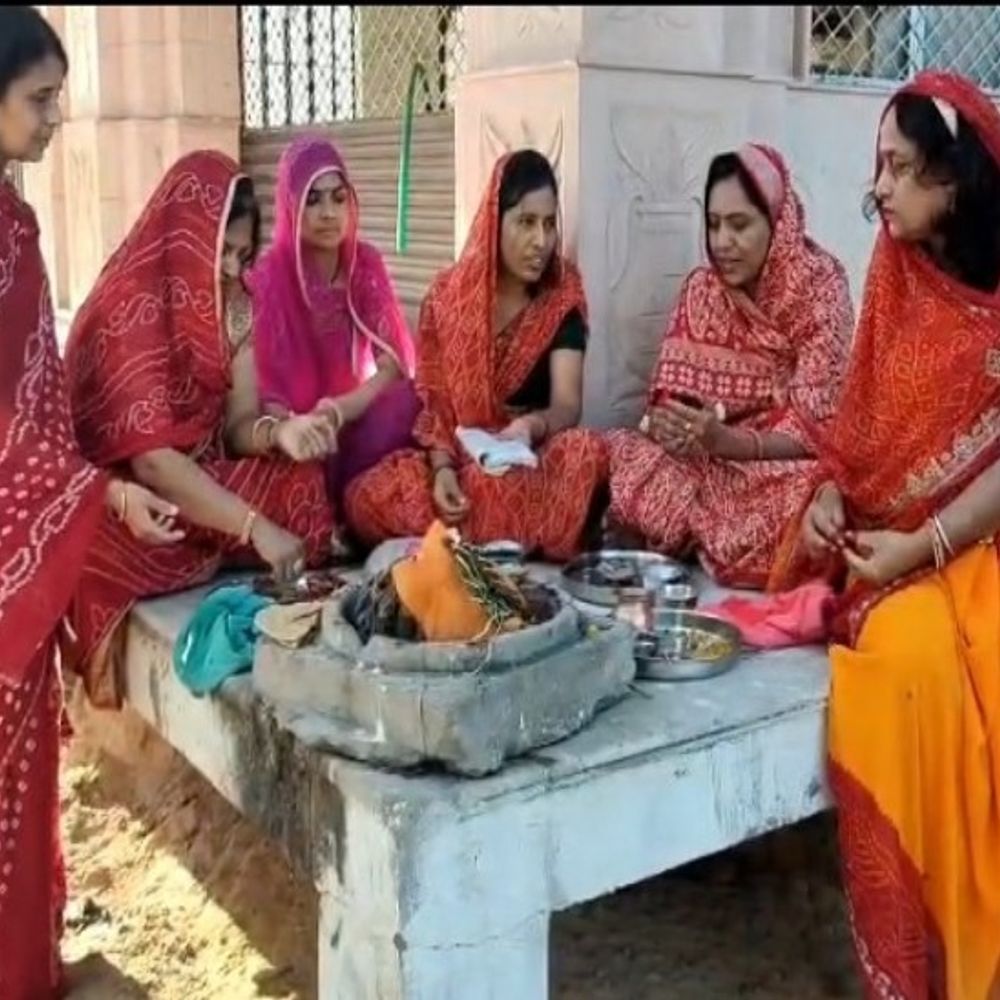 टोंक में शीतला सप्तमी पर बासी पूड़ी-गुनिया का लगाया भोग:घरों में दीवार पर लगाए हल्दी के थपे; मंदिरों में पूजा के बाद बच्चों को बासौड़ा खिलाया