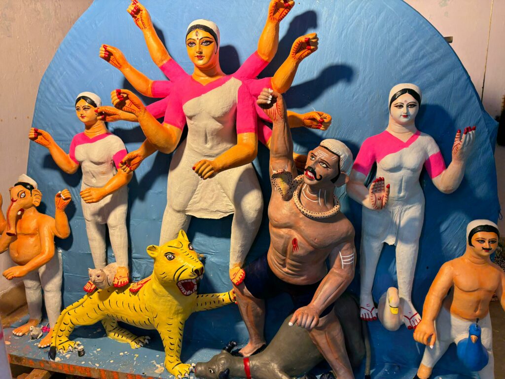 आस्था और भक्ति का संगम है, बसंती दुर्गा पंडालों में सज रही मां दुर्गा की प्रतिमाएं