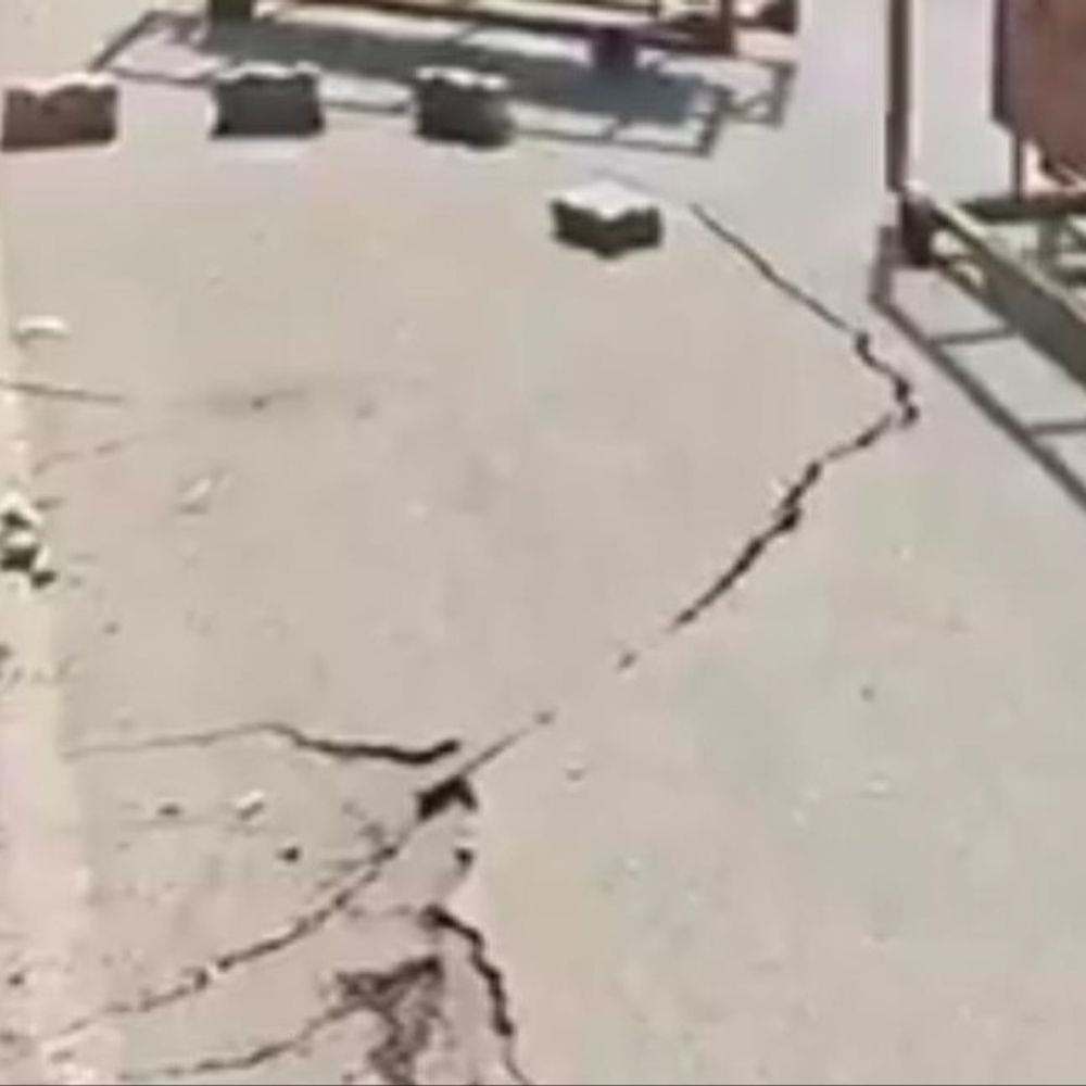 लखनऊ में एक बार फिर धंसी सड़क:हुसडिया चौराहे पर सड़क में दरार, पुलिस ने की बैरिकेडिंग