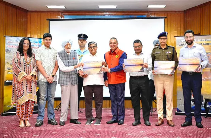 राज्यपाल गुलाब चंद कटारिया ने किया ‘सुखना लेक एट डॉन’ का विमोचन