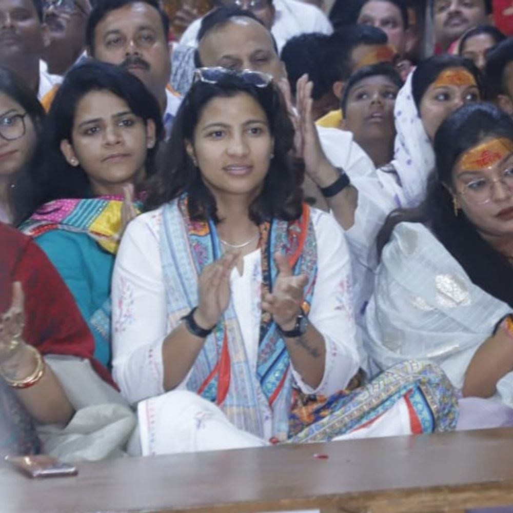 महिला क्रिकेट टीम की सदस्य स्नेहा राणा महाकाल मंदिर पहुंचीं:भस्म आरती में हुईं शामिल, नंदी हॉल में बैठकर की भगवान की आराधना
