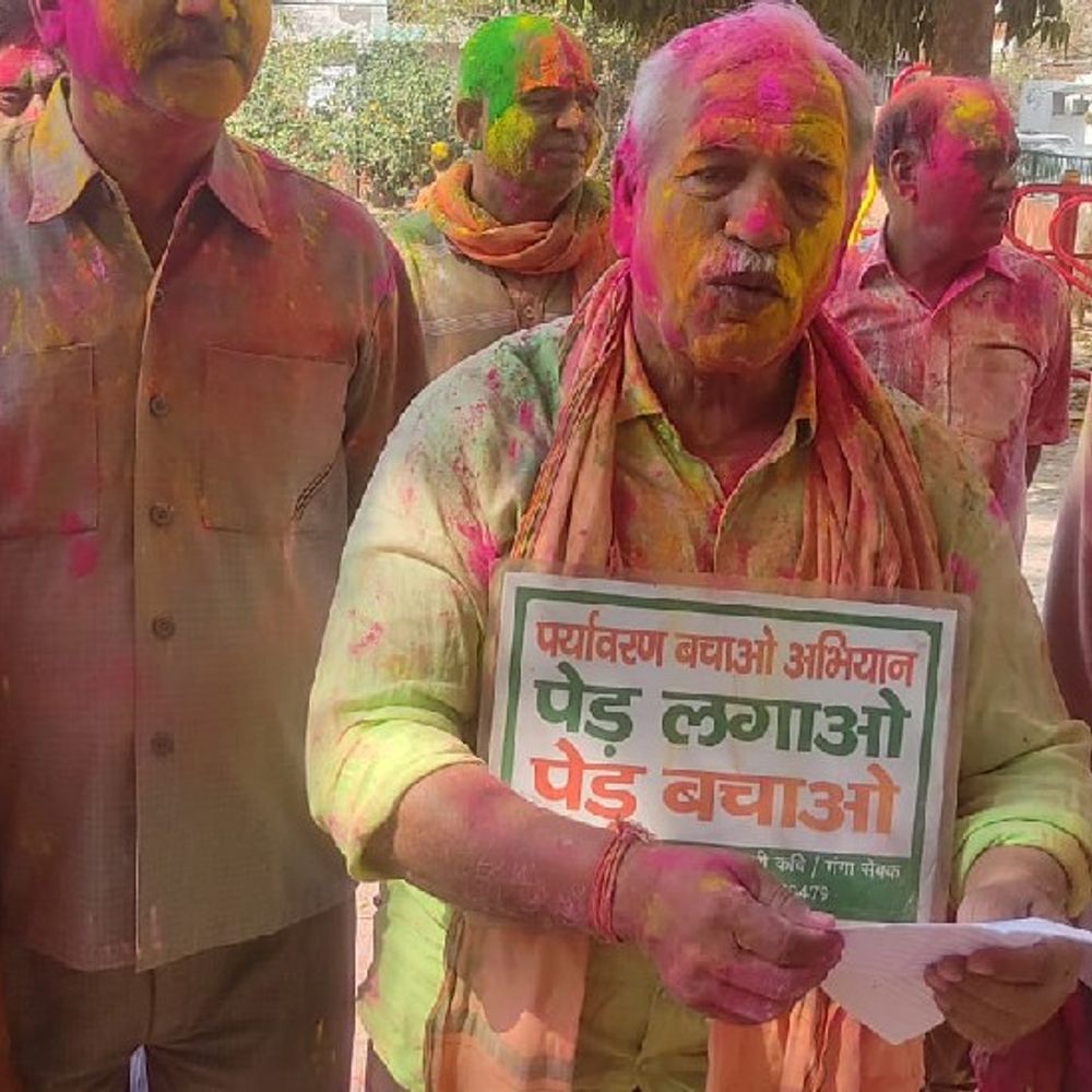 लखनऊ में होली मिलन समारोह:रंगों संग दिया ‘पेड़ लगाओ-पेड़ बचाओ’ का संदेश; आवासीय जन कल्याण सेवा समिति का आयोजन