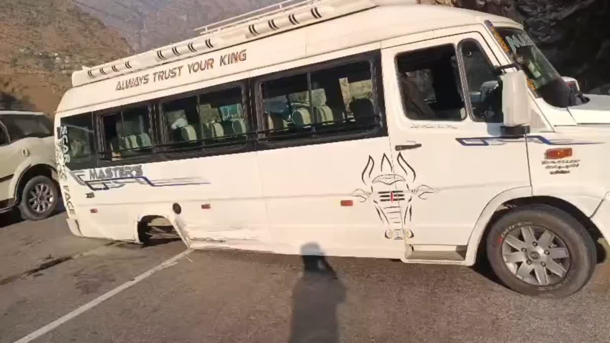 कीरतपुर-मनाली फोरलेन पर टेंपो ट्रैवलर और कार में जोरदार टक्कर, 16 पर्यटकों की बाल-बाल बची जान