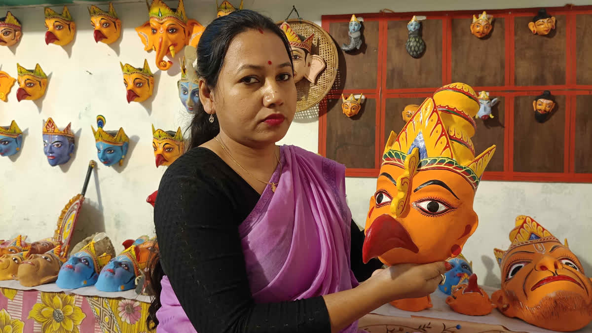 असम की इस महिला ने तोड़ा मुखौटा कला पर मर्दों का एकाधिकार, विदेशों में भी बज रहा डंका