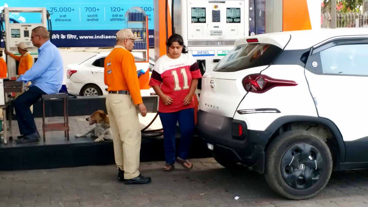 एलपीजी संकट की खबरों के बीच दिल्ली में पेट्रोल-डीजल की मांग बढ़ी, लोग एहतियातन करा रहे टंकी फुल