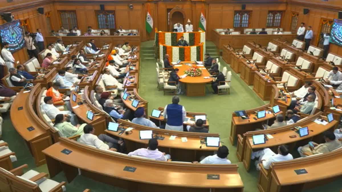 मुख्यमंत्री रेखा गुप्ता ने विधानसभा में वर्ष 2025-26 का आर्थिक सर्वेक्षण सदन के पटल पर रखा.
