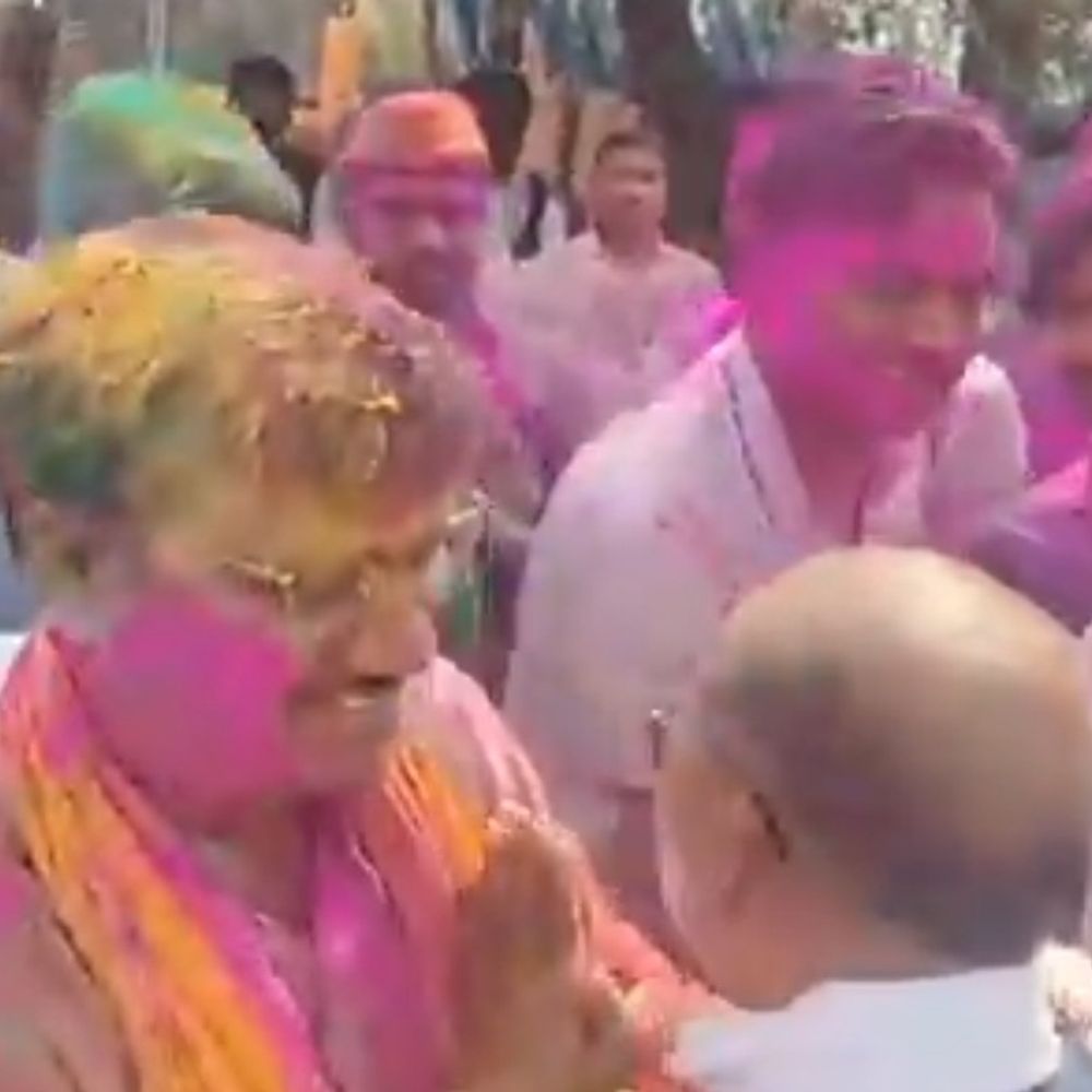 अयोध्या में जनप्रतिनिधियों ने खेली होली:विधायक ने कार्यकर्ताओं के साथ फूलों और गुलाल से मनाया पर्व