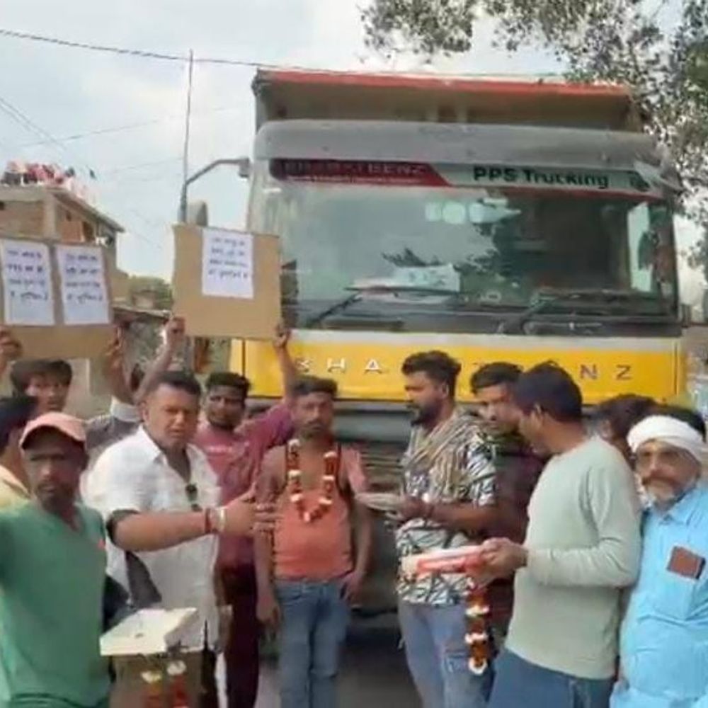 मैहर में ओवरलोड वाहनों के खिलाफ ग्रामीणों का अनोठा प्रदर्शन:ड्राइवरों को माला पहनाई, मिठाई खिलाकर किया स्वागत