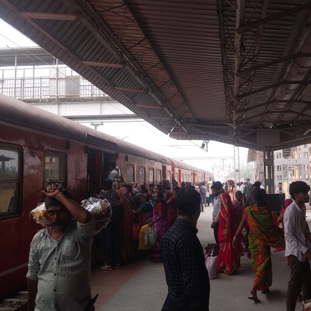 अररिया स्टेशन पर होली बाद यात्रियों की भीड़:काम पर लौटने वालों से लोकल ट्रेनें ओवरलोड, यात्री परेशान