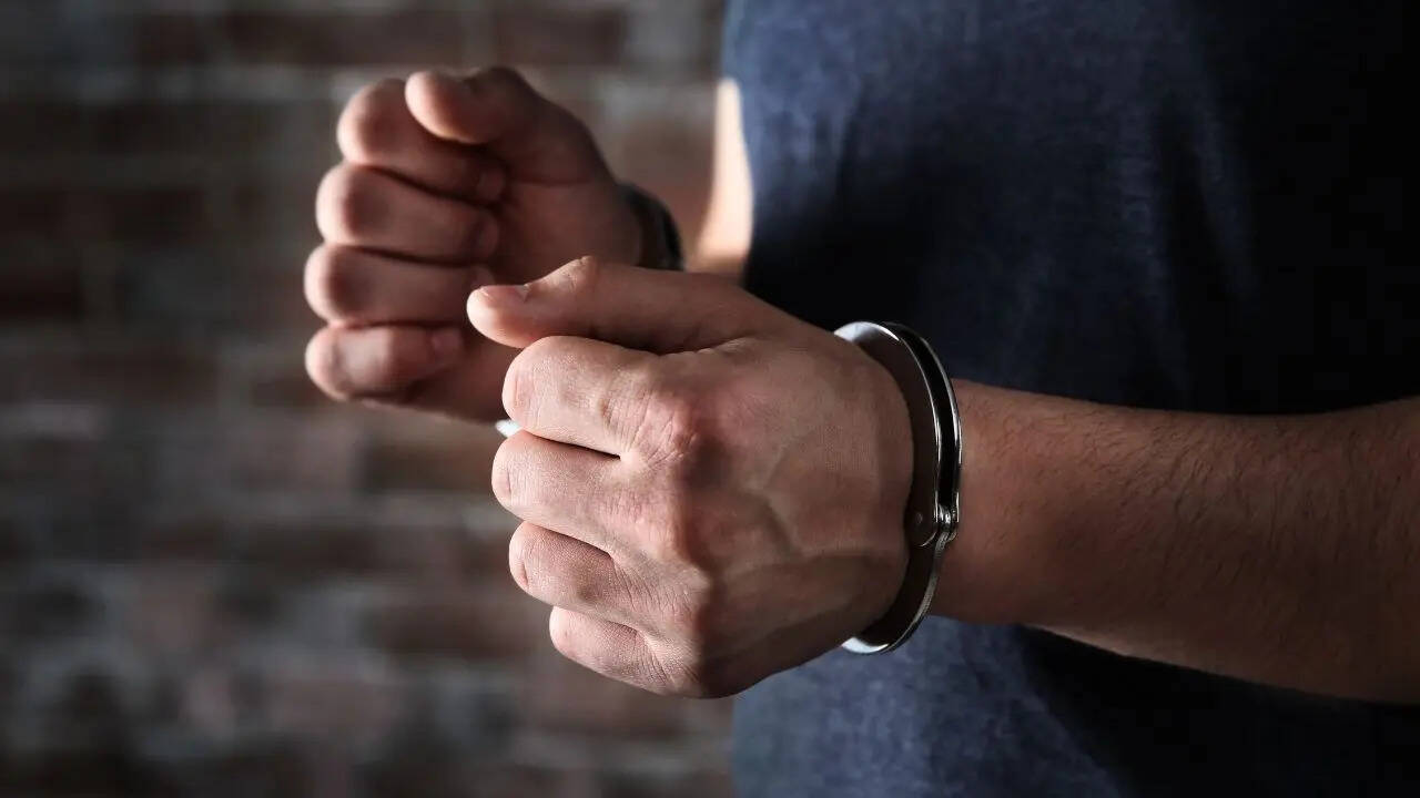 Bhadohi: चौकीदार पर छिड़का पेट्रोल फिर लगाई आग, देखते ही देखते लपटों में घिरा शरीर; ग्राम प्रधान का बेटा गिरफ्तार