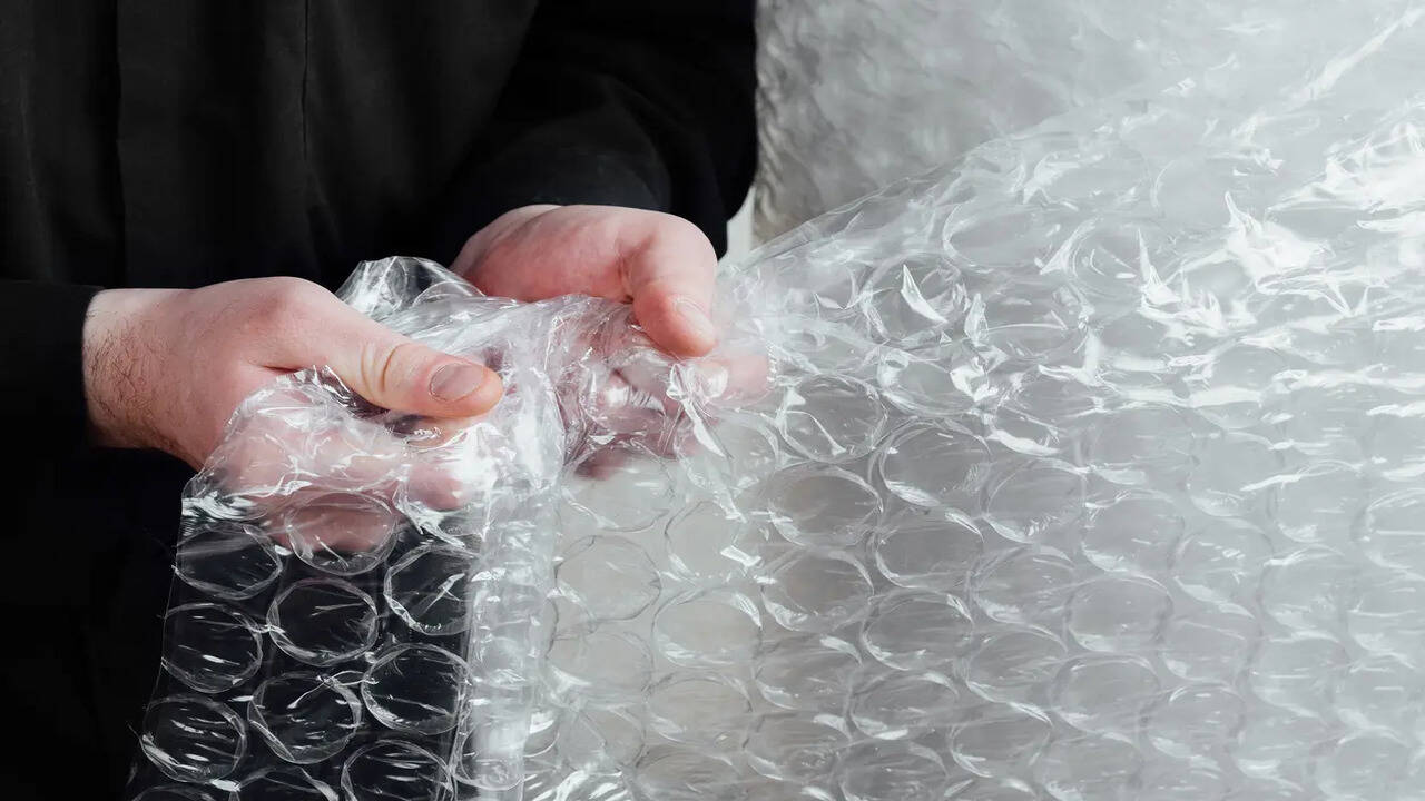 जिस बबल रैपर को फोड़ने में आता है मजा, वह इंजीनियरों की एक गलती थी, जानें कैसे बना यह पैकेजिंग आइटम