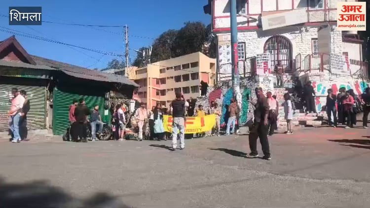 Shimla: एचपीयू में एसएफआई ने रैली निकालकर मनाई होली