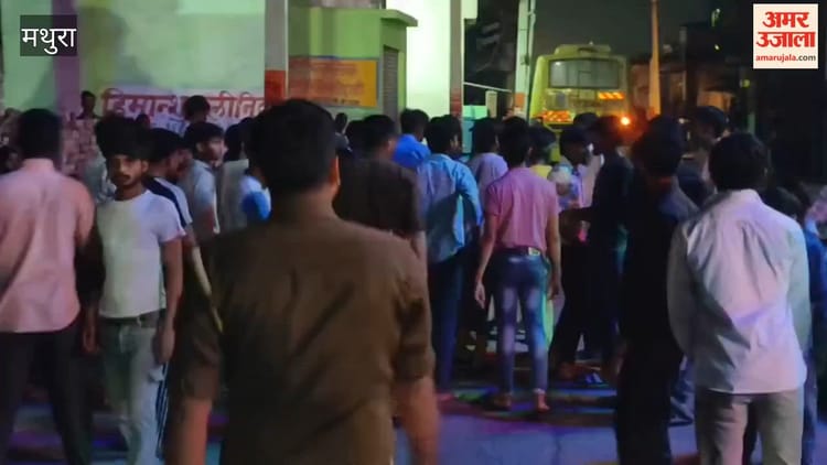 VIDEO: मथुरा में होली पर पोस्टर विवाद, इलेक्ट्रिक बोर्ड देख लोगों में फैला आक्रोश