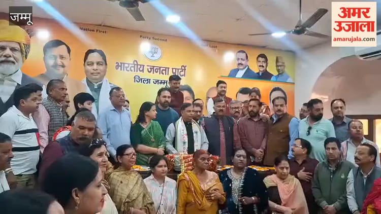 फूलों की होली: भाजपा प्रदेश अध्यक्ष सत शर्मा ने कार्यालय में मनाया त्योहार