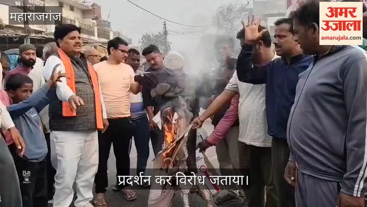 सीएम योगी की मां पर टिप्पणी के खिलाफ मौलाना का पुतला फूंका