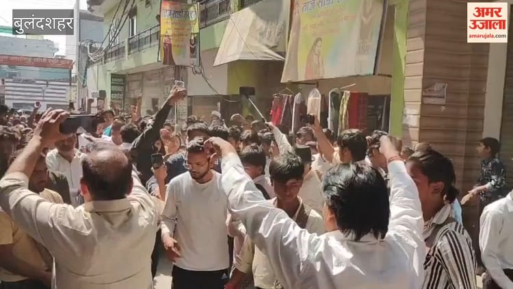 बुलंदशहर की शिखा गौतम: चपरासी की बेटी बनी आईएएस, गांव पहुंचने पर ढोल नगाड़ों से हुआ भव्य स्वागत