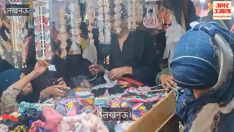 लखनऊ: चांद रात पर नक्खास बाजार में खरीदारी के लिए भीड़, लगा जाम