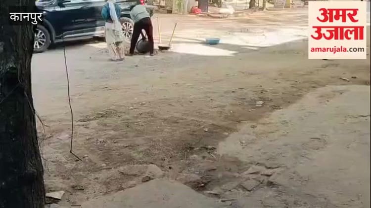 कानपुर: सड़क में फंसकर गिरा युवक, पार्षद ने बनवाई रोड