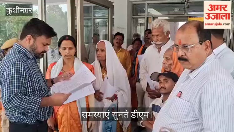 कार्यालय से खुद बाहर निकले DM, सुनी लोगों की शिकायतें- दिए निर्देश