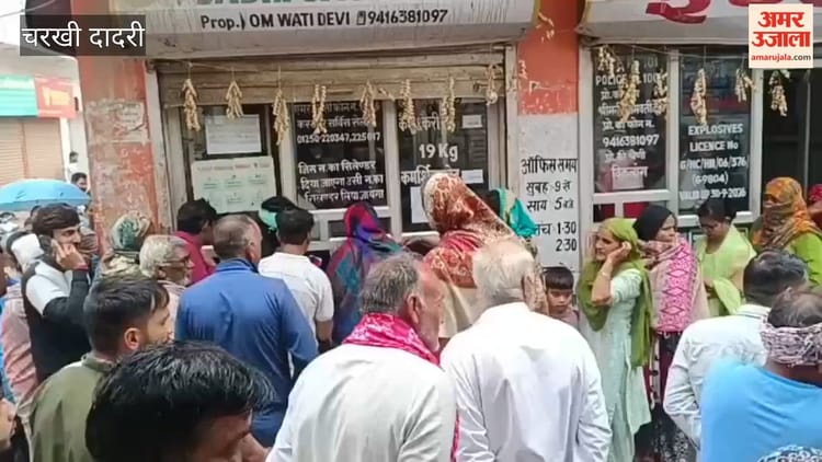 चरखी-दादरी में बारिश के बीच भी सिलिंडर के लिए लाइनों में लगे रहे उपभोक्ता
