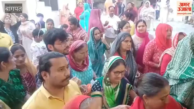 Baghpat: दुर्गा अष्टमी पर पक्का घाट मंदिर में उमड़ी श्रद्धालुओं की भीड़