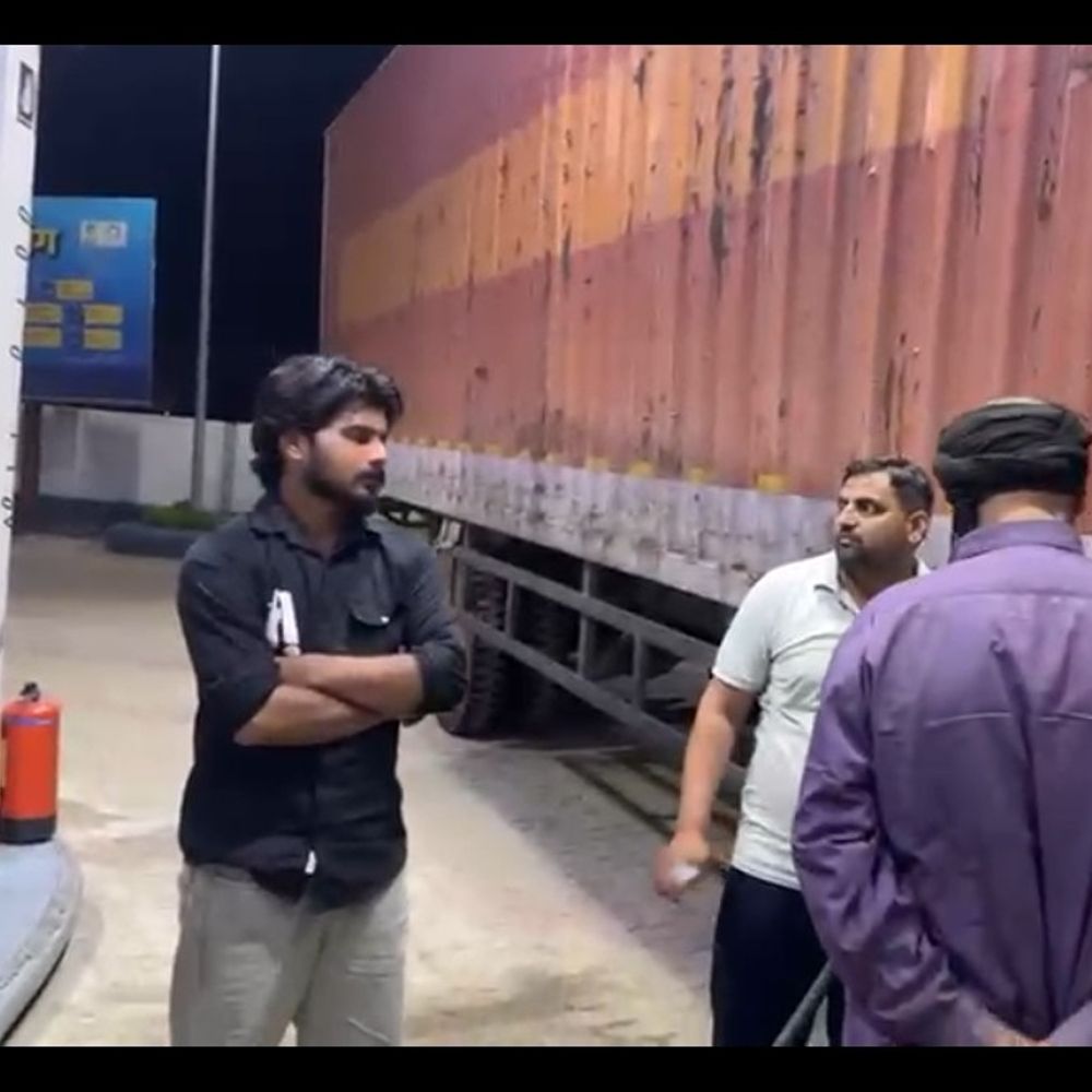 पेट्रोल पंप पर डीजल में पानी मिलने का आरोप:शामली में ट्रक मालिक ने शिकायत की, पंप संचालक ने कहा- हम जांच के लिए तैयार