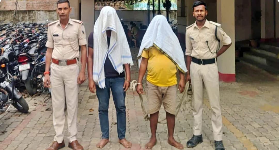 Bihar News: नक्सलियों पर बड़ा वार! हथियारों का जखीरा बरामद, दो हार्डकोर उग्रवादी दबोचे