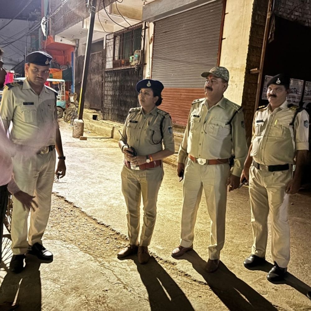 ग्वालियर में कॉम्बिंग गश्त; 233 फरार वारंटी पकड़े:चादर तानकर सो रहे 296 लिस्टेट गुंडे और हिस्ट्रीशीटरों को घर-घर जाकर किया चेक