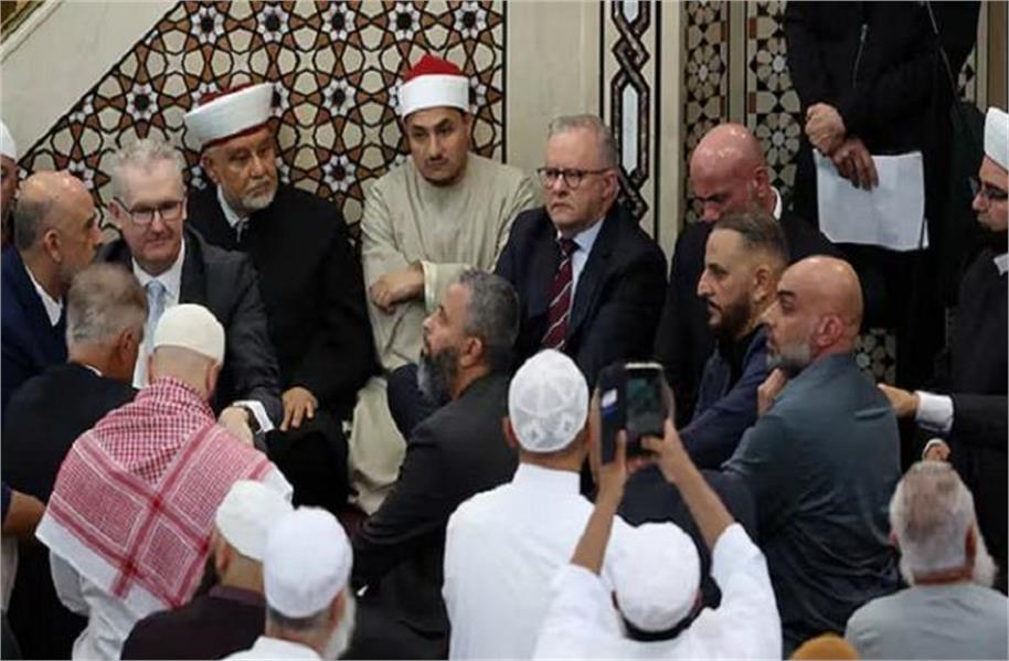 ऑस्ट्रेलिया में ईद पर भड़का मुस्लिमों का गुस्सा; मस्जिद में आए PM अल्बनीज़ से बदतमीजी, बोले- “Get out”! (Video)