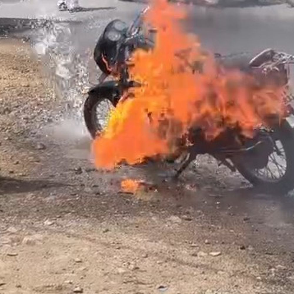 शाजापुर टंकी चौराहे पर बाइक में आग:ऑटो चालक ने वाहनों को हटाकर फैलने से रोका; फायर ब्रिगेड टीम ने काबू पाया