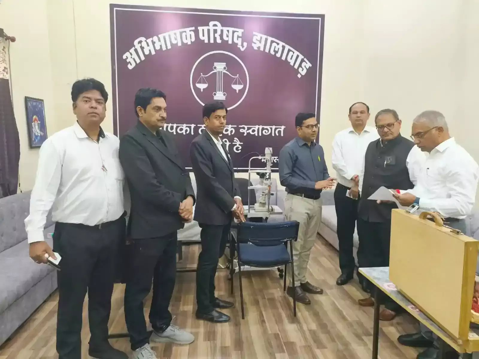 झालावाड़ न्यायालय परिसर में लगा निशुल्क नेत्र जांच शिविर, न्यायिक अधिकारियों ने कराई जांच