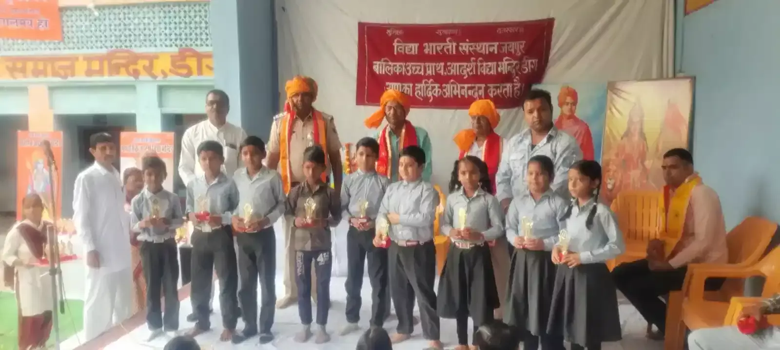 डीग: आदर्श विद्या मंदिर में वार्षिक सम्मान समारोह, मेधावी छात्राएं पुरस्कृत