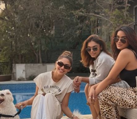 क्रिस्टल डिसूजा का परफेक्ट वीकेंड एस्केप, दोस्तों के साथ पूल में लगाई डुबकी