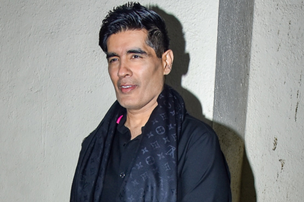 मनीष मल्होत्रा की मां के निधन से गमगीन हुआ सिनेमा जगत, अंतिम संस्कार में पहुंची कई हस्तियां