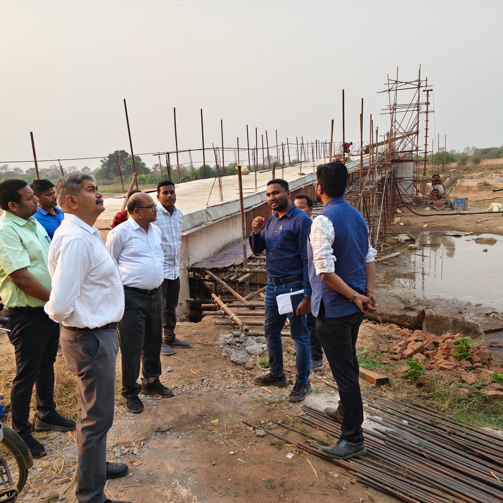 गरियाबंद कलेक्टर ने की योजनाओं की समीक्षा:जलप्रदाय योजना की धीमी प्रगति पर जताई नाराजगी, सूखी तेल नदी को लेकर उठाए सवाल