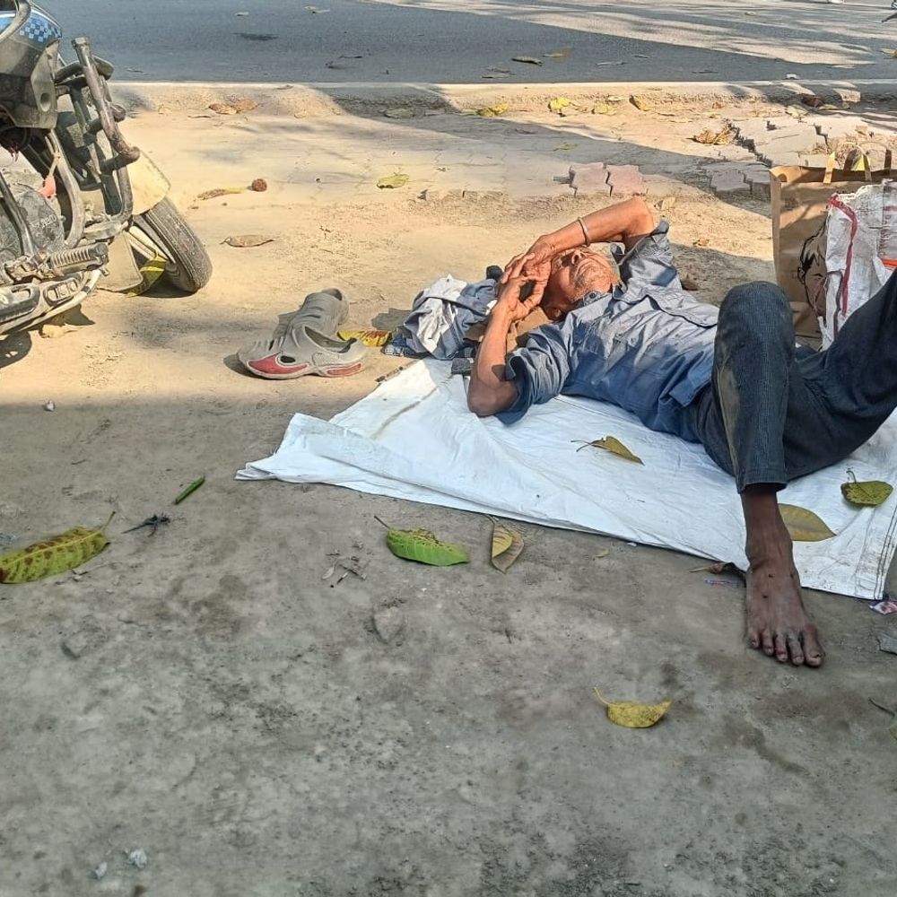 मुजफ्फरपुर के मनियारी में दो बाइकों की टक्कर:दो युवक घायल, स्थानीय बोले- तेज मोटरसाइकिल चलाने के कारण हादसा