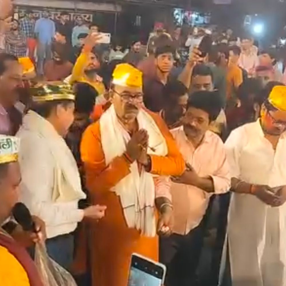 बाराबंकी के धनोखर चौराहे पर होलिका दहन:नगर पालिका अध्यक्ष प्रतिनिधि सहित सैकड़ों श्रद्धालु हुए शामिल