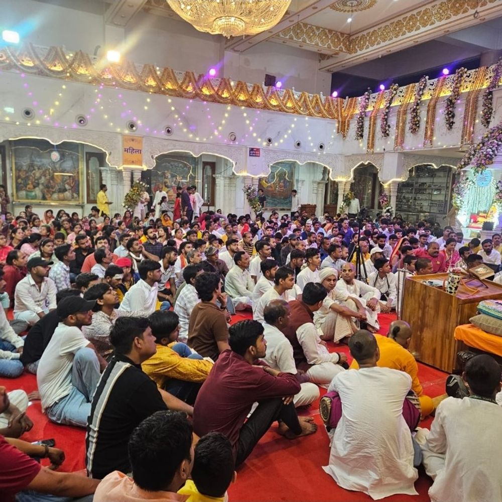 इस्कॉन मंदिर में मनाया गया चैतन्य महाप्रभु का प्राकट्य दिवस:108 पकवानों का लगा महाभोग, रंग-बिरंगे फूल और आकर्षक लाइटिंग से सजा मंदिर