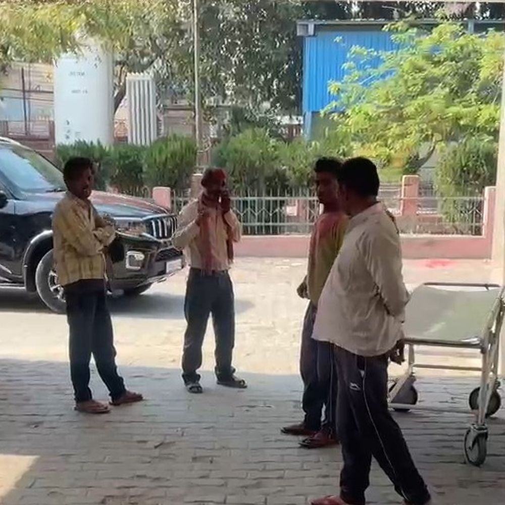होली खेलकर लौट रहे युवक के दोनों पैर टूटे:फर्रुखाबाद में दो अलग-अलग हादसों में 5 घायल, अस्पताल में भर्ती