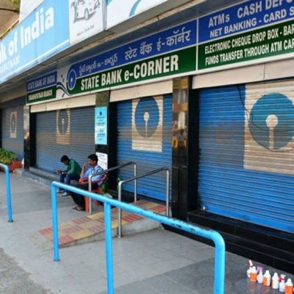 इस महीने 18 दिन बैंकों में काम नहीं होगा:5 रविवार और 2 शनिवार के अलावा अलग-अलग जगहों पर 11 दिन बैंक बंद रहेंगे